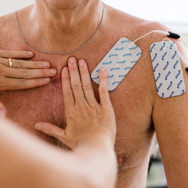 Frequenzspezifische Mikrostromtherapie mit Elektroden an der Schulter