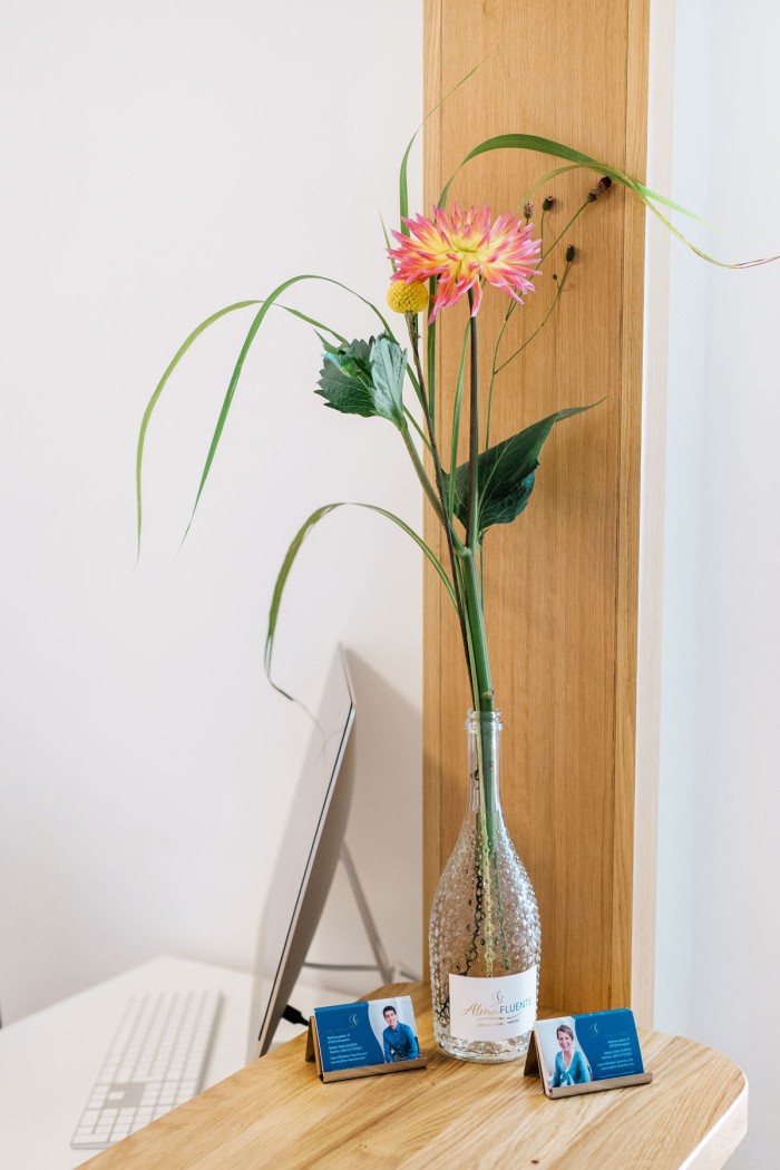 Orchidee und Garderobe im Eingangsbereich der Praxis