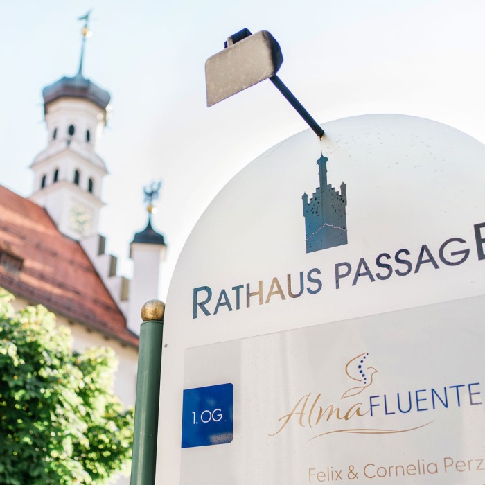 Außenansicht der Rathauspassage mit Hinweis zur Praxis Alma Fluente