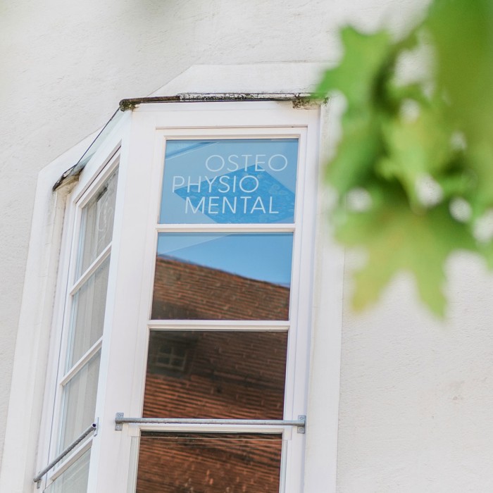 Fenster der Praxis Alma Fluente an der Rathauspassage
